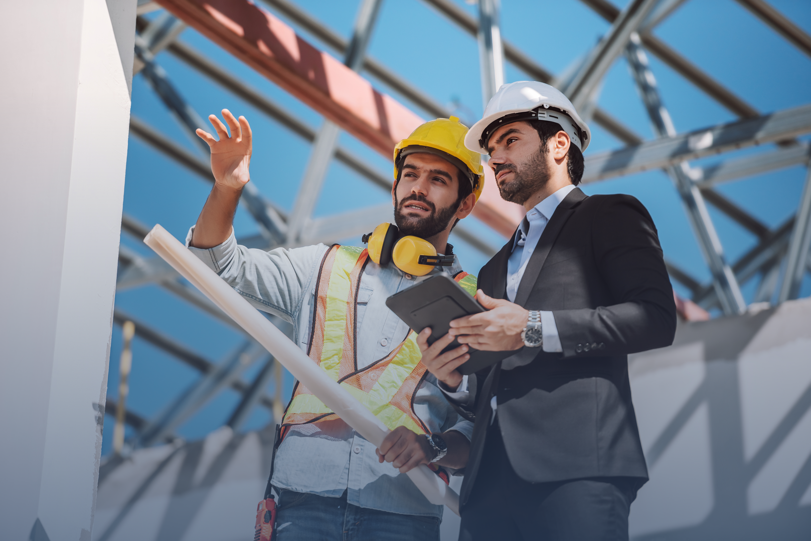 Profesionales de construcción revisando planos